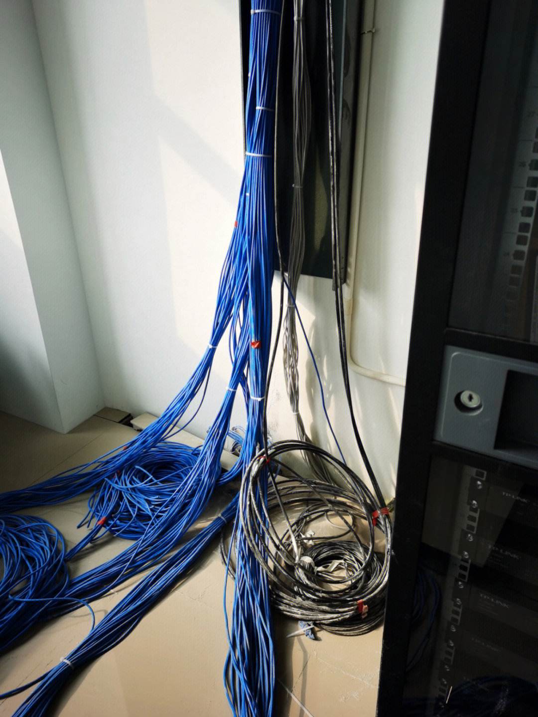 白云區人和鎮鴻程商業大廈監控安裝與弱電施工、網絡布線全解析